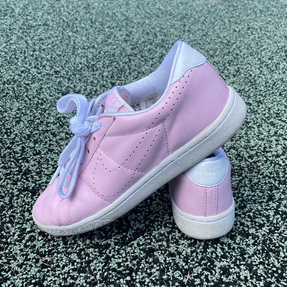Nike Tennis Classic Style Light Pink Size 7 Sneakers with Perforated Check